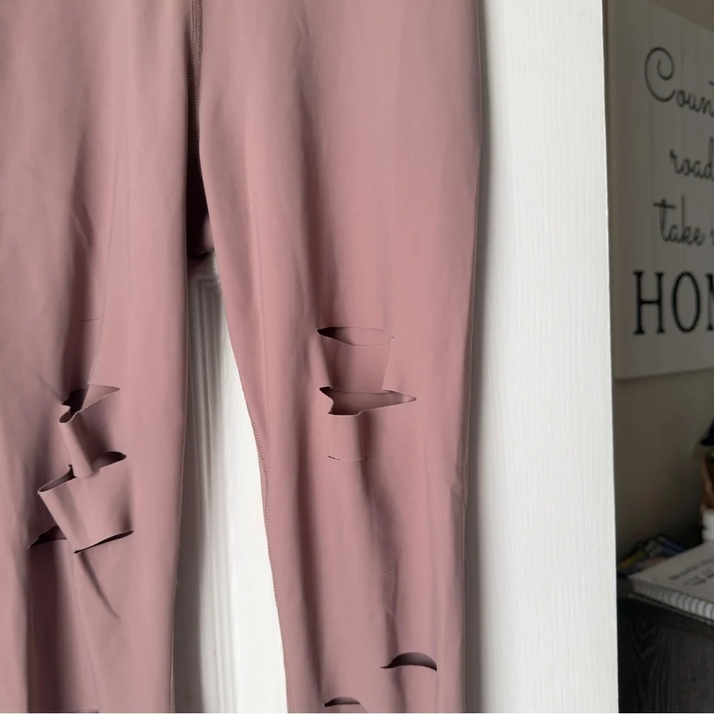 ALO Yoga High Waist Ripped Warrior Distressed Leggings in Mauve Size XS